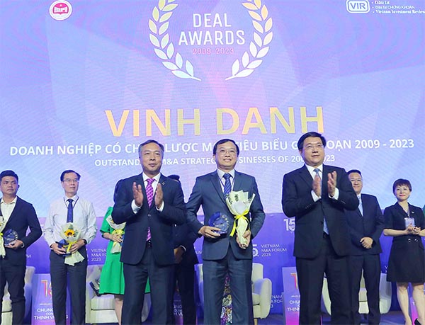 Ông Lê Thành Liêm, Giám đốc điều hành tài chính của Vinamilk, đại diện Vinamilk nhận vinh danh doanh nghiệp có chiến lược M&A tiêu biểu giai đoạn 2009-2023
