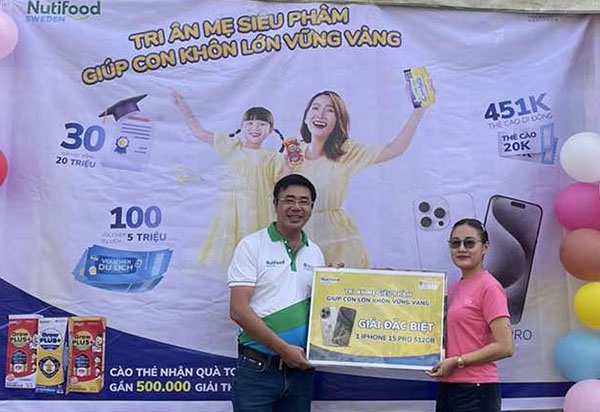 -	Chị Nguyễn Thị Bích vui mừng nhận giải đặc biệt – iPhone 15 Pro