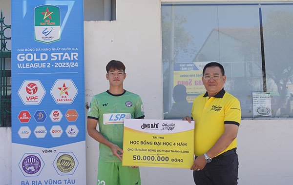 Tài năng bóng đá Phạm Thành Long nhận bảng tượng trưng học bổng từ đại diện Quỹ Phát triển Tài năng Việt của Ông Bầu