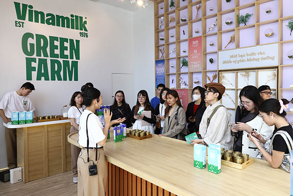 Người tiêu dùng thưởng thức thử dòng sản phẩm Vinamilk Green Farm mới tại sự kiện “Trải nghiệm thưởng thức - Chu du miền vị giác cùng Vinamilk Green Farm” ở Hà Nội Ảnh: Vi Nam