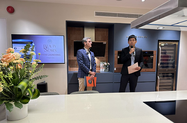 Ông Alessandro GIám đốc kinh doanh toàn cầu Bertazzoni (bên trái) và ông Weili-Tổng giám đốc Capital Marketing tại lễ khai trương Showroom Bertazzoni đầu tiên tại Việt Nam
