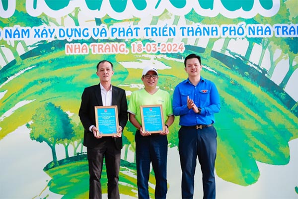 Lãnh đạo Tỉnh đoàn trao bảng chứng nhận đồng hành, đóng góp chương trình Vì một Việt Nam xanh cho lãnh đạo hai doanh nghiệp.