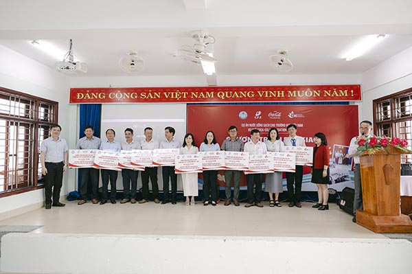 Coca-Cola Việt Nam đại diện trao tặng 11 hệ thống lọc nước tại vòi công suất lớn cho các trường THCS tại Đà Nẵng