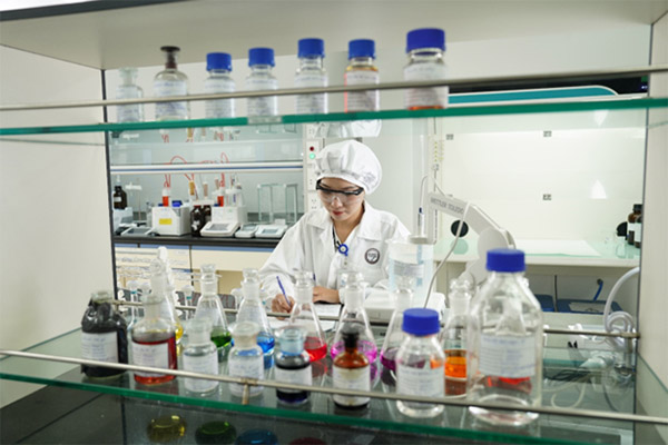 -	Công tác nghiên cứu và phát triển sản phẩm tại nhà máy thuốc đạt chất lượng EU-GMP của Imexpharm.