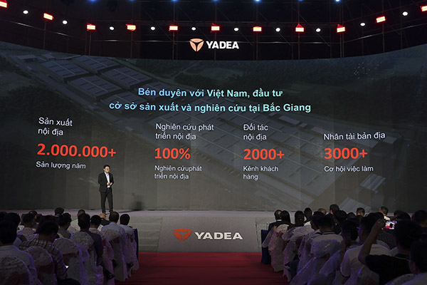 Ông Henry Liu Giám đốc kinh doanh Yadea Việt Nam giới thiệu mẫu xe mới của Yadea