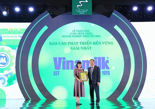 Đại diện Vinamilk nhận Giải Nhất Báo cáo PTBV trong Cuộc bình chọn doanh nghiệp niêm yết 2023. 