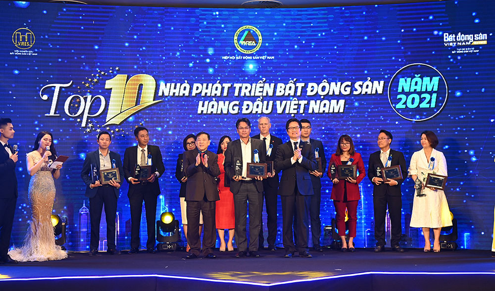 Đại diện Văn Phú – Invest nhận biểu trưng “Top 10 Nhà phát triển bất động sản hàng đầu Việt Nam năm 2021”