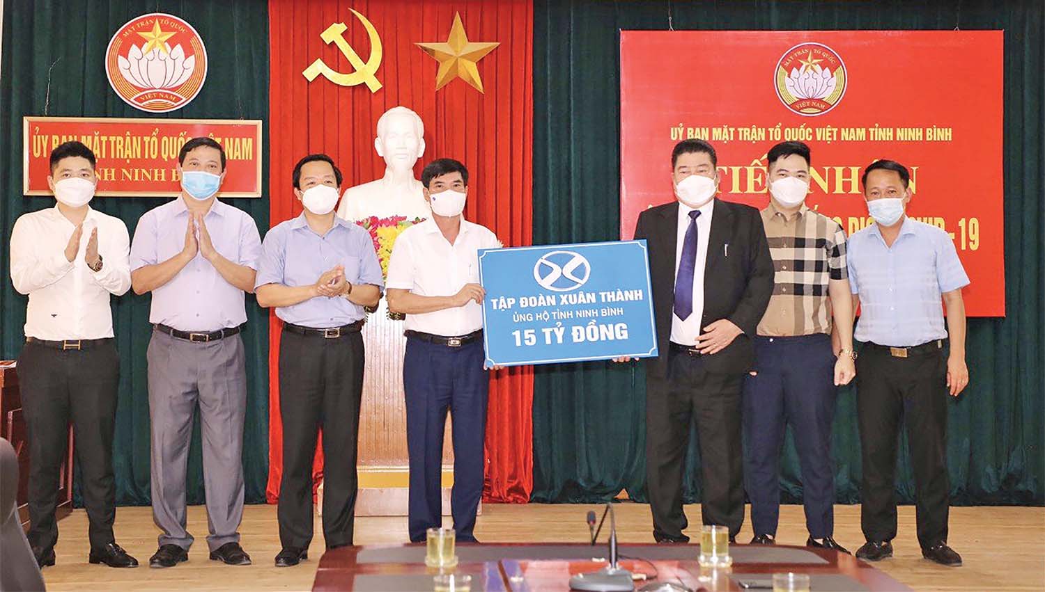 Chủ tịch HĐQT Tập đoàn Xuân Thành trao 15 tỷ đồng cho Quỹ phòng chống  Covid-19 của Ninh Bình.