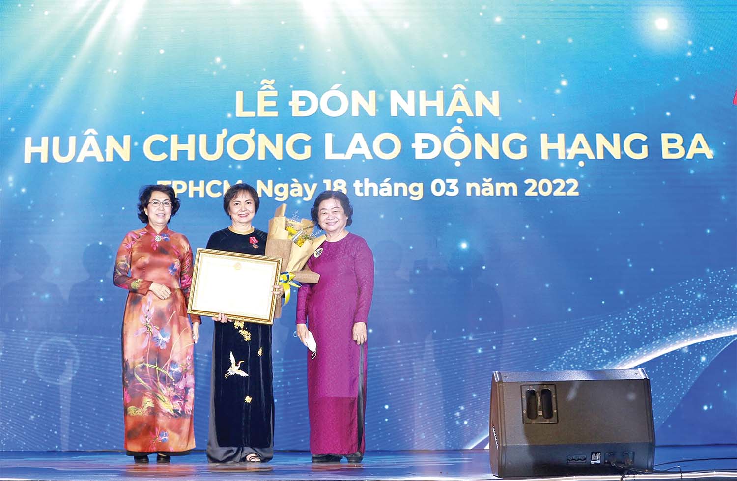 Bà Cao Thị Ngọc Dung, Chủ tịch HĐQT PNJ nhận Huân chương Lao động hạng 3 của Chủ tịch nước trao tặng