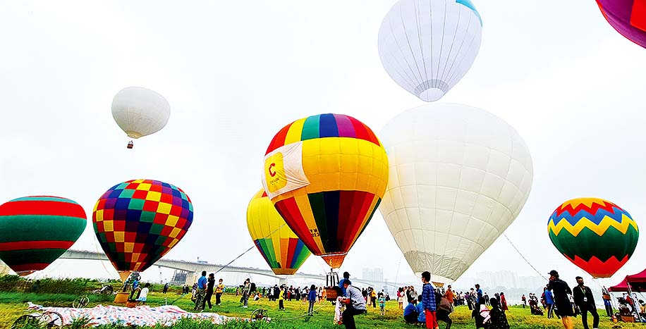 Đông đảo người dân, du khách đến thưởng lãm, trải nghiệm khinh khí cầu tại Hà Nội
