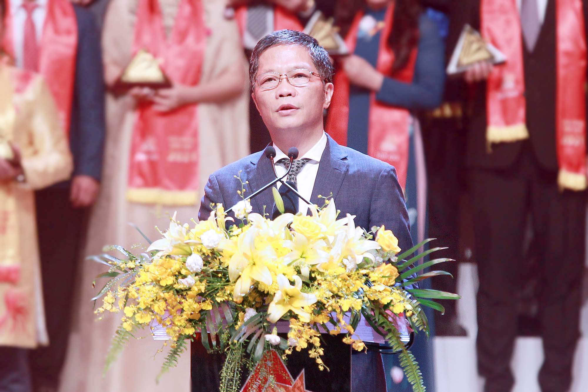 Trưởng Ban kinh tế Trung ương Trần Tuấn Anh, Bí thư thứ nhất Trung ương Đoàn Nguyễn Anh Tuấn trao top 10 Sao Vàng đất Việt cho các doanh nghiệp.