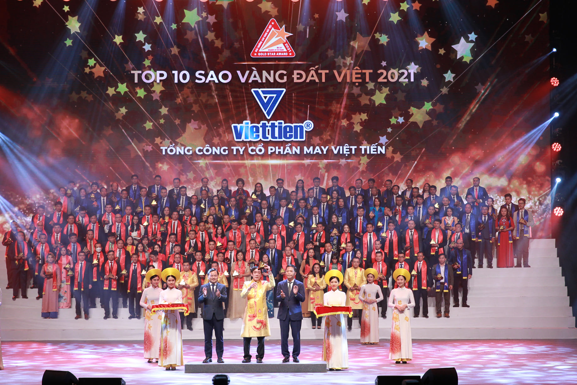 Hơn 45 năm xây dựng và phát triển, Việt Tiến là doanh nghiệp tiêu biểu của ngành Dệt may Việt Nam, liên tục đạt TOP10 Giải thưởng Sao Vàng Đất Việt. Tầm nhìn của Việt Tiến là Tiên phòng - Hội nhập - Luôn dẫn đầu trong ngành công nghiệp thời trang Việt Nam.
