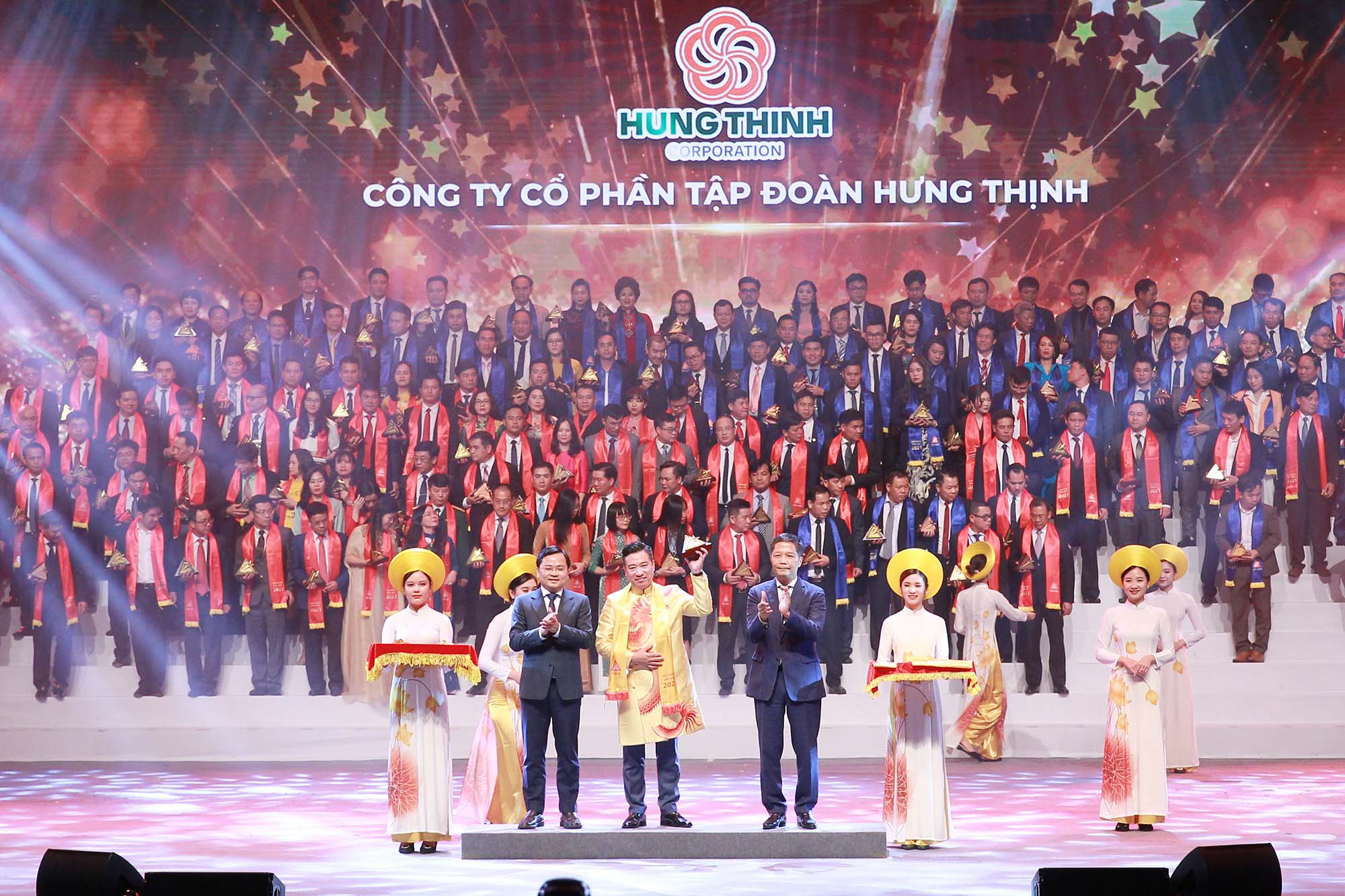 Trưởng Ban kinh tế Trung ương Trần Tuấn Anh, Bí thư thứ nhất Trung ương Đoàn Nguyễn Anh Tuấn trao top 10 Sao Vàng đất Việt cho các doanh nghiệp.