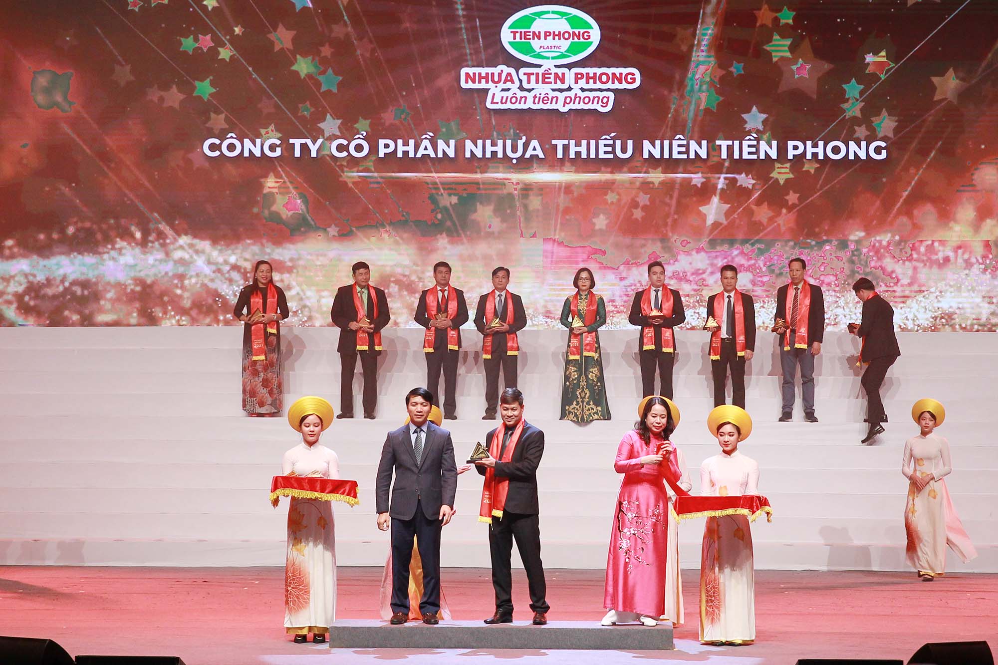 nhận danh hiệu Top 100 Sao Vàng đất Việt năm 2021.
