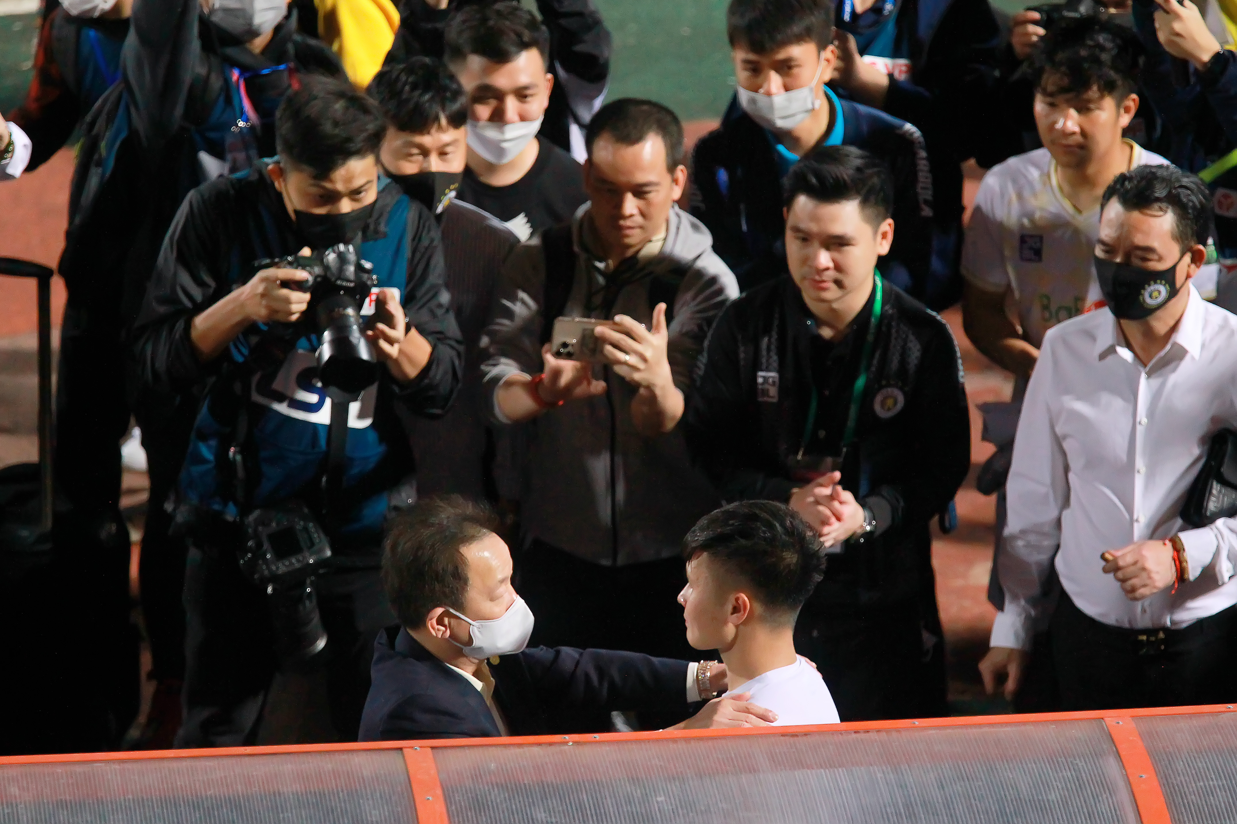 Nhận được những lời chúc của bầu Hiển, Quang Hải nghẹn ngào trong khoảnh khắc chia tay ở trận đấu cuối cùng ở V.League.