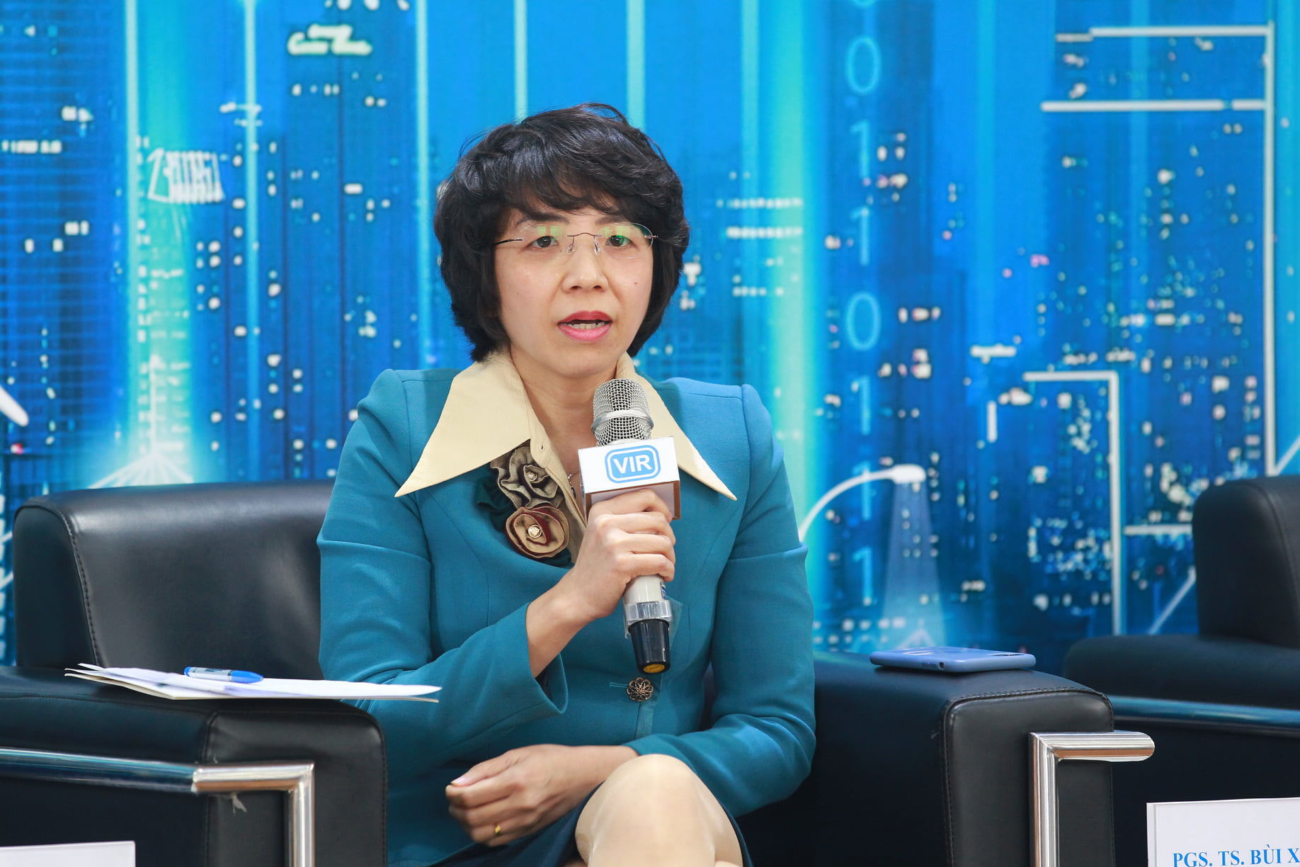 Bà Vũ Quỳnh Lê, Phó cục trưởng Cục Quản lý đấu thầu, Bộ Kế hoạch và Đầu tư;