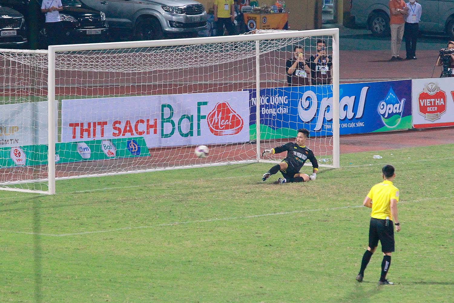 Trở lại với trận đấu ở vòng loại cúp Quốc gia, CLB Hà Nội đã dễ dàng thắng CLB CAND với tỉ số 4-0. Với các bàn thắng của Tuấn Hải (cú đúp), Việt Anh và Văn Quyết.