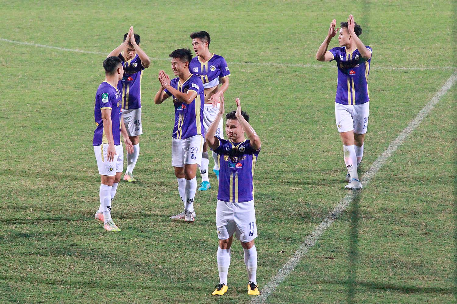 Sau trận đấu, Quang Hải đã rơi lệ, nói lời chào tạm biệt với đồng đội, ban lãnh đạo và người hâm mộ của đội bóng Thủ đô.