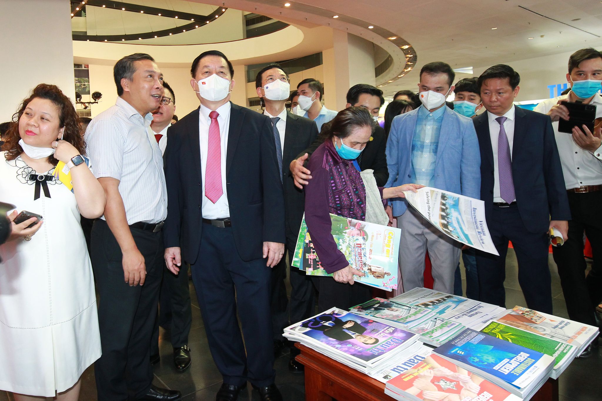 Đồng chí Nguyễn Trọng Nghĩa cùng các đại biểu tới thăm gian hàng của báo Đầu Tư tại hội báo.