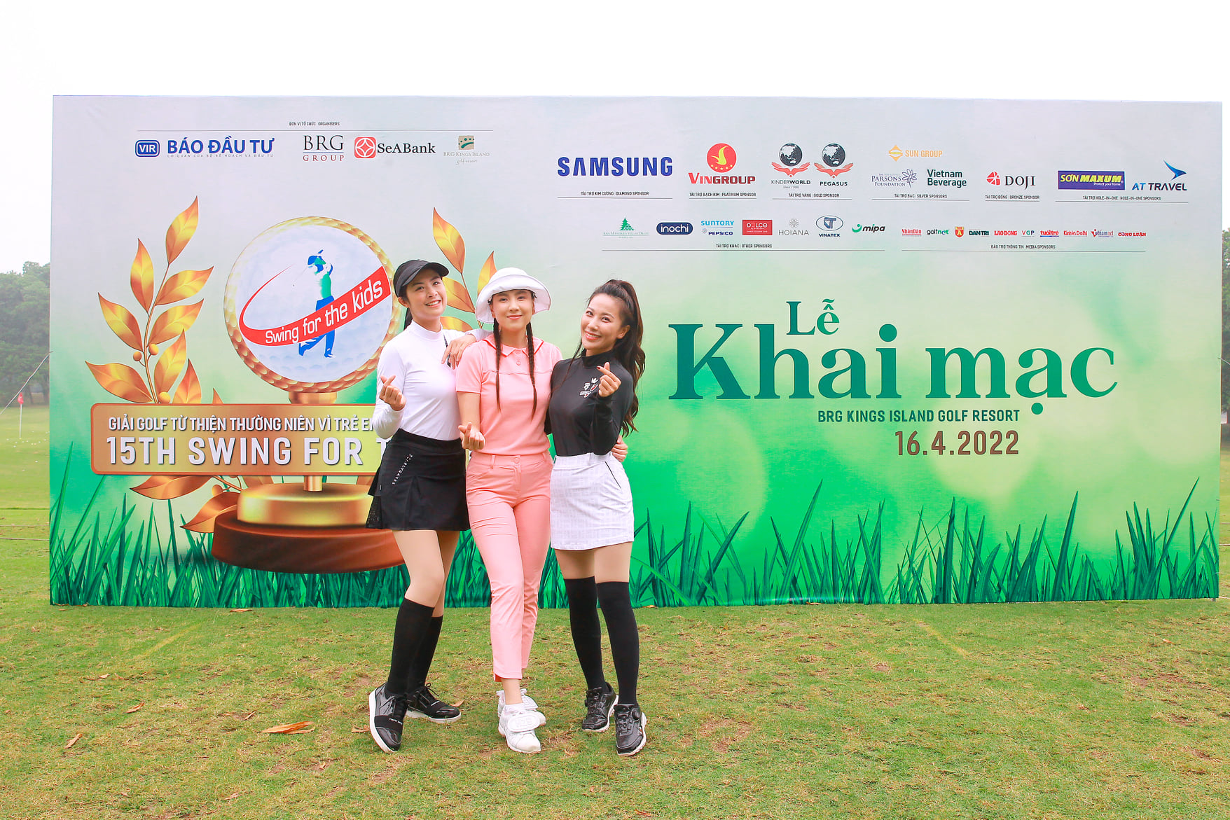 Hoa hậu Việt Nam năm 2010 Đặng Thị Ngọc Hân cho biết, cô mặc dù rất bận rộn công việc nhưng vẫn tham gia Giải golf thường niên Vì trẻ em Việt Nam do Báo Đầu tư tổ chức.