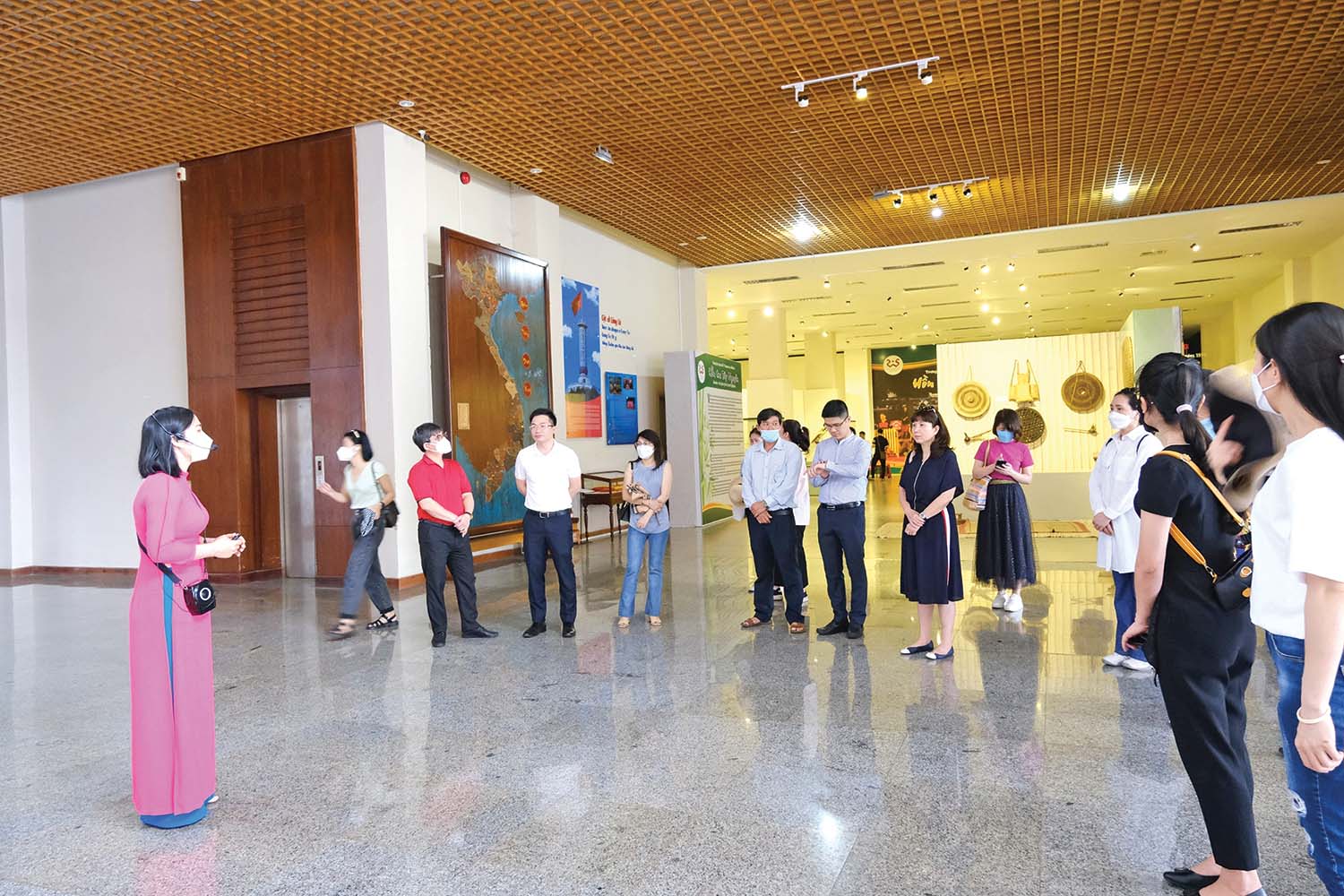 Du khách tham quan Bảo tàng Đắk Lắk 	ảnh: hồ hạ