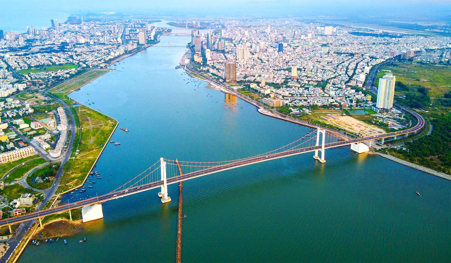 Với chiến lược “hạ tầng đi trước”, nhiều cây cầu nối 2 bờ sông Hàn, mở rộng đô thị về phía Đông để phát triển du lịch, Đà Nẵng đã chuyển mình mạnh mẽ
