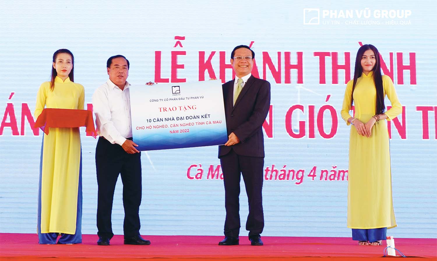 Ông Phan Khắc Long, Chủ tịch HĐQT Phan Vũ Group (người thứ ba từ trái sang) trao tặng 10 căn nhà Đại đoàn kết cho tỉnh Cà Mau