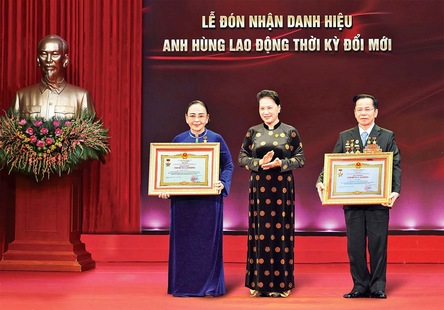 Nguyên Chủ tịch Quốc hội Nguyễn Thị Kim Ngân trao danh hiệu Anh hùng Lao động thời kỳ đổi mới cho ông Lê Văn Kiểm và bà Trần Cẩm Nhung
