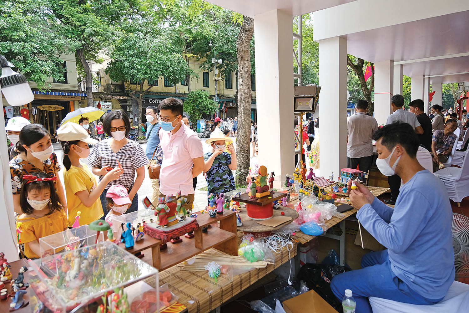 Du khách tham quan, trải nghiệm tại Lễ hội quà tặng Du lịch Hà Nội 2022, do Sở Du lịch Hà Nội tổ chức. (Ảnh: Hồng Hạnh)