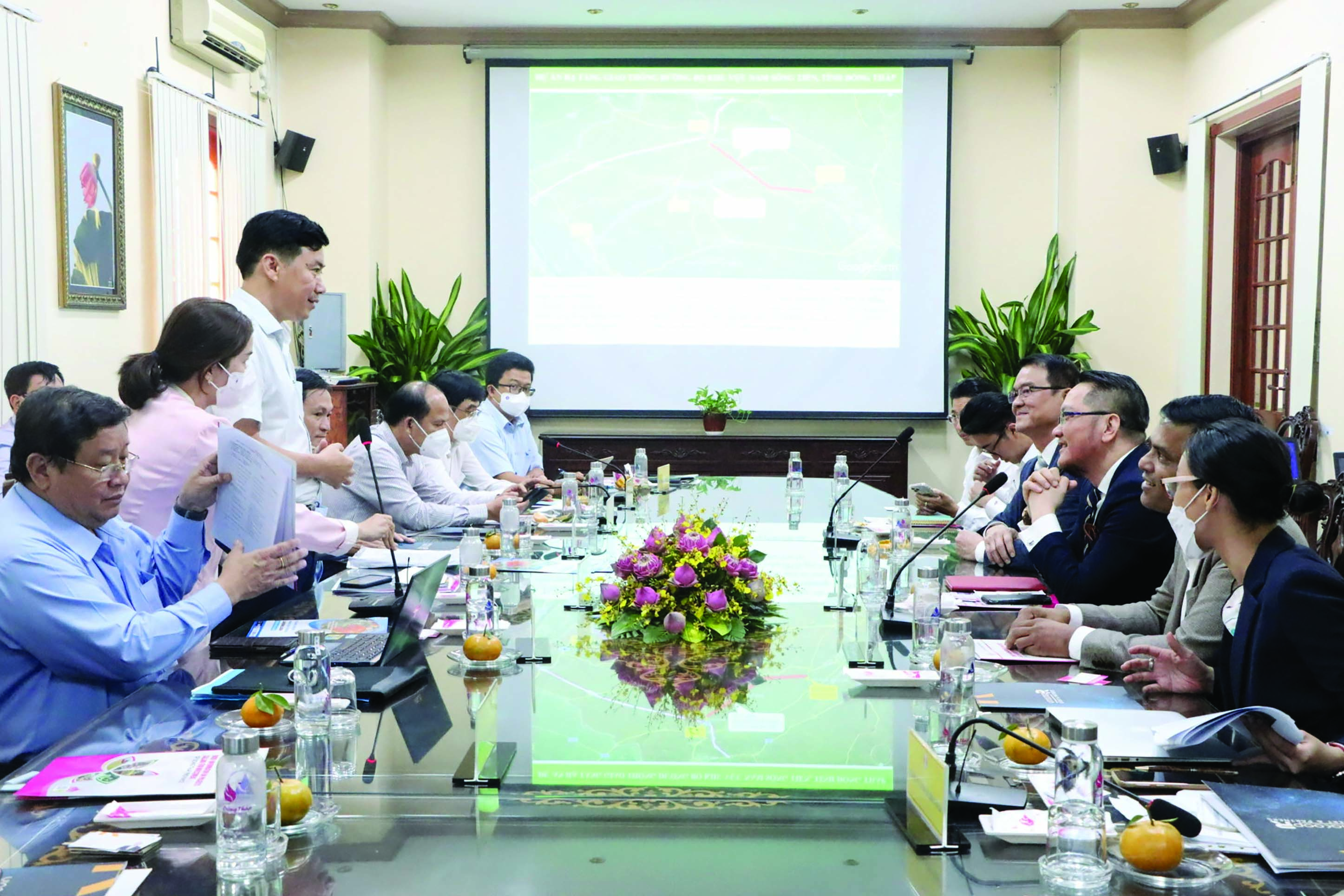 Chủ tịch UBND tỉnh Đồng Tháp, ông Phạm Thiện Nghĩa phát biểu tại buổi làm việc với các nhà đầu tư 	Ảnh: Văn Khương