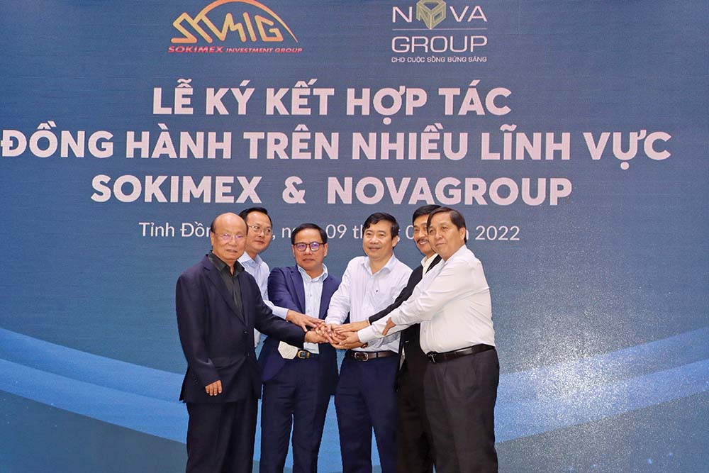 Chủ tịch UBND tỉnh Đồng Tháp (thứ 3 từ phải sang) chứng kiến Lễ ký kết hợp tác giữa Tập đoàn Sokimex (Campuchia) và  NovaGroup