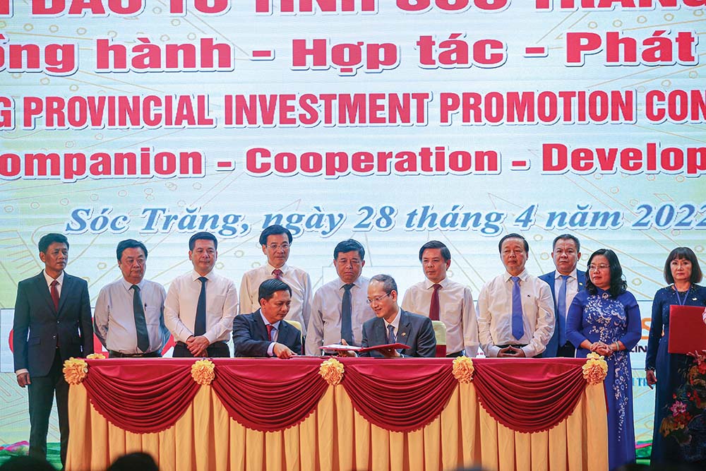 Ông Trần Văn Lâu, Chủ tịch UBND tỉnh Sóc Trăng (bên trái) ký bản ghi nhớ với nhà đầu tư tại Hội nghị xúc tiến đầu tư Sóc Trăng