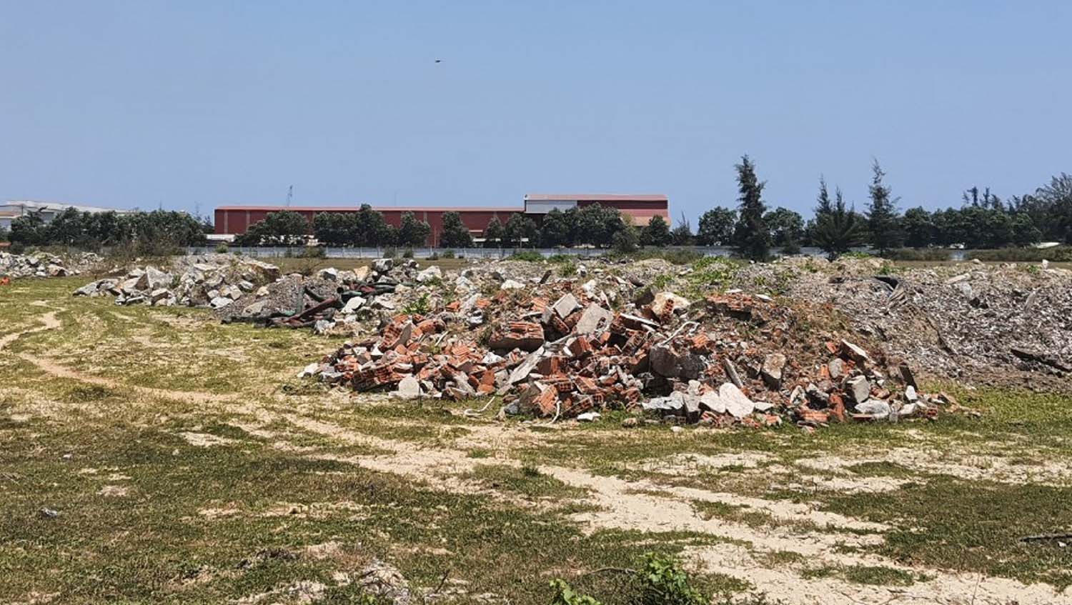 Sau hơn 10 năm, khu đất được giao cho Công ty KIC Việt Nam vẫn là đống hoang tàn, bỏ hoang