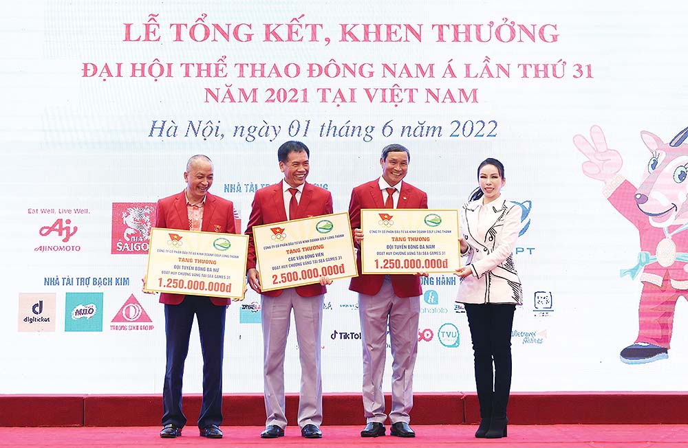 Bà Lê Nữ Thùy Dương, Phó chủ tịch HĐQT Golf Long Thành trao thưởng cho đại diện các vận động viên có thành tích thi đấu xuất sắc tại SEA Games 31