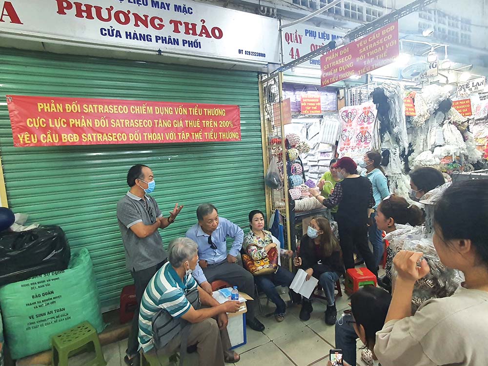Các thương nhân căng băng rôn phản ứng việc tăng giá cho thuê tại Trung tâm Đại Quang Minh 	Ảnh: Lê Toàn
