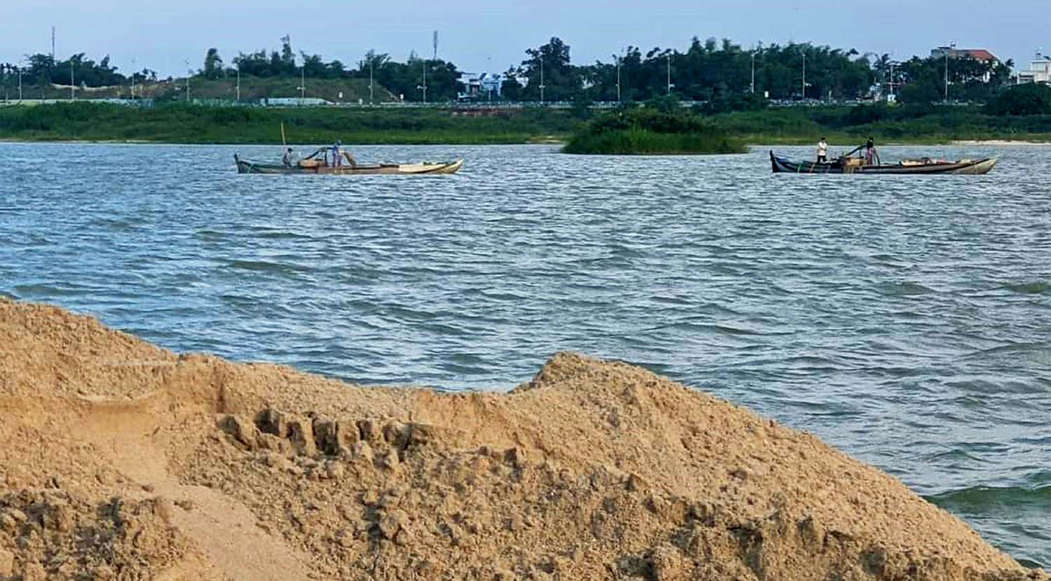 Nhiều doanh nghiệp, cá nhân đổ xô hút cát trên sông Trà Khúc (TP. Quảng Ngãi, tỉnh Quảng Ngãi) 	Ảnh: N.B