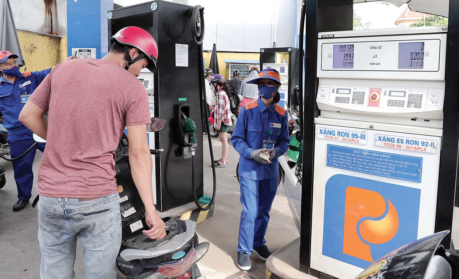 Giá nhiên liệu chưa có dấu hiệu sẽ “hạ nhiệt” khiến áp lực lạm phát gia tăng, tác động đến nhiều ngành sản xuất 	Ảnh: Đ.T