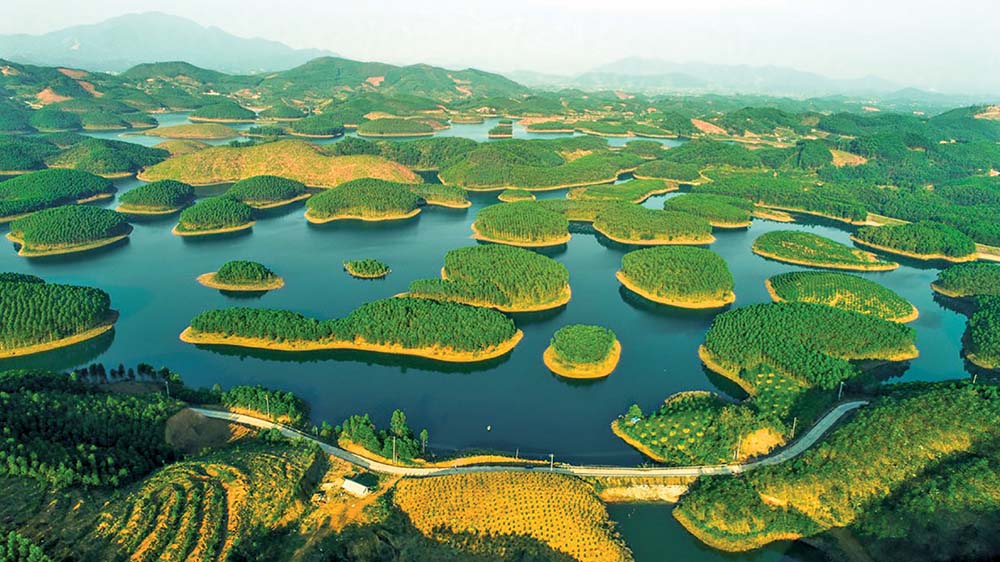 Yên Bái có nhiều điểm du lịch hấp dẫn. Trong ảnh: Hồ Thác Bà, một điểm du lịch thu hút hàng vạn du khách mỗi năm