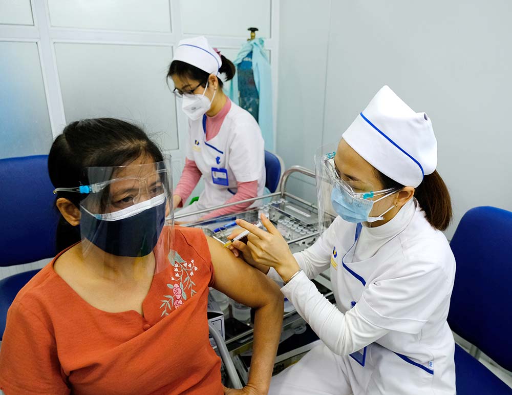 Trung tâm Tiêm chủng vắc xin Hà Thành đã phối hợp với Trung tâm y tế quận Đống Đa tổ chức tiêm vắc xin phòng COVID-19 cho người dân