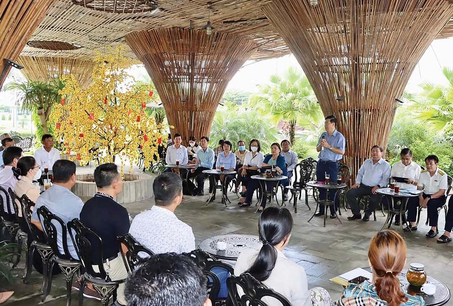 Chủ tịch UBND tỉnh Đồng Tháp Phạm Thiện Nghĩa gặp gỡ với doanh nghiệp đang hoạt động tại KCN Sa Đéc 	ảnh: văn khương