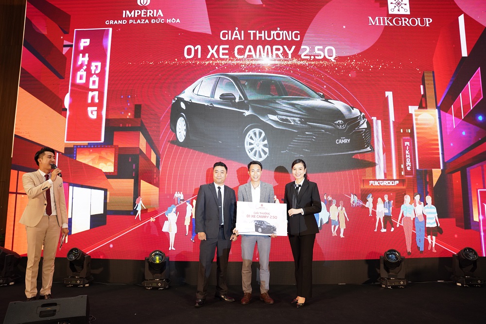 Đại diện khách hàng nhận giải thưởng xe ô tô Camry 2.5 Q.