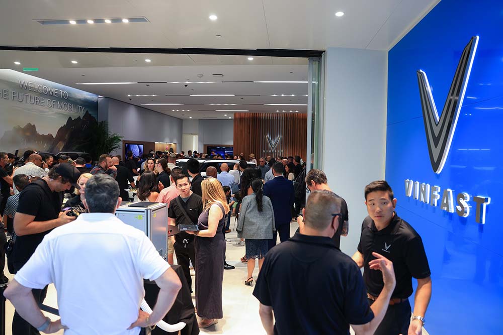 Lễ khai trương 6 VinFast Store đầu tiên tại California nhận được sự quan tâm của đông đảo khách hàng và truyền thông Mỹ.