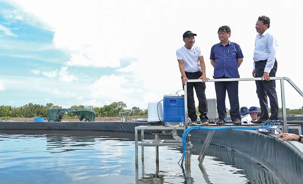 Lãnh đạo Bộ Nông nghiệp và Phát triển nông thôn cùng lãnh đạo UBND tỉnh Trà Vinh khảo sát mô hình nuôi tôm của Tập đoàn Mỹ Lan