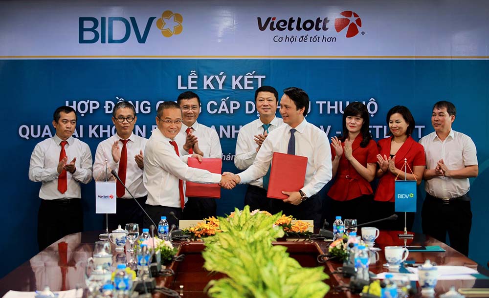 Ông Trần Long – Phó Tổng Giám đốc BIDV (bên phải) và ông Võ Quang Vinh – Phó Tổng Giám đốc Vietlott, đại diện hai bên ký kết hợp đồng