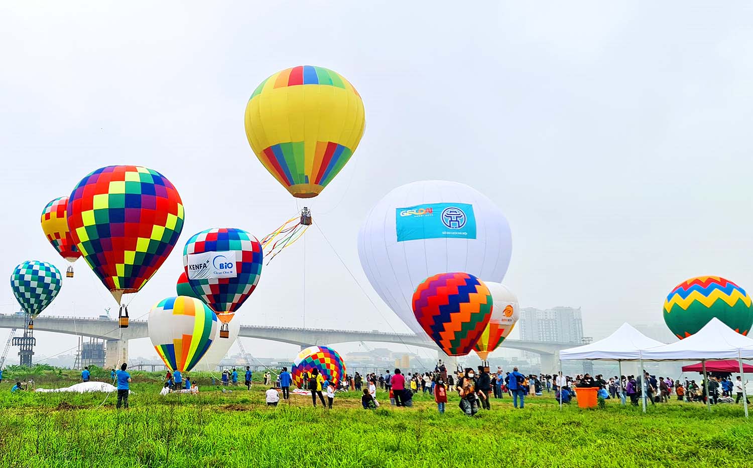 Trải nghiệm bay khinh khí cầu tại Lễ hội Du lịch Hà Nội - chào 2022 thu hút đông đảo du khách	Ảnh: Hồ Hạ