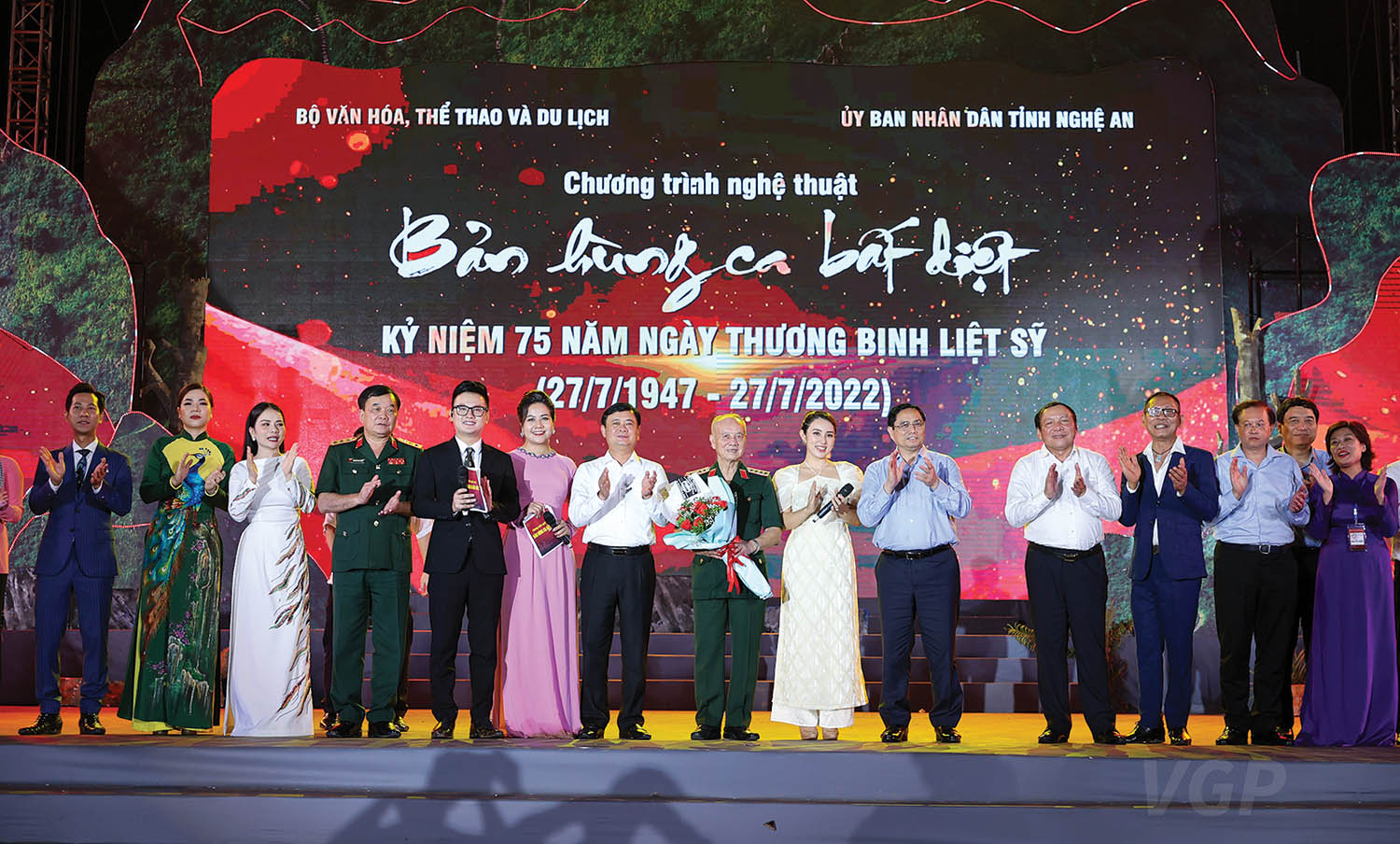 Thủ tướng Phạm Minh Chính tặng hoa và động viên các nghệ sĩ tham gia Chương trình nghệ thuật “Bản hùng ca bất diệt”