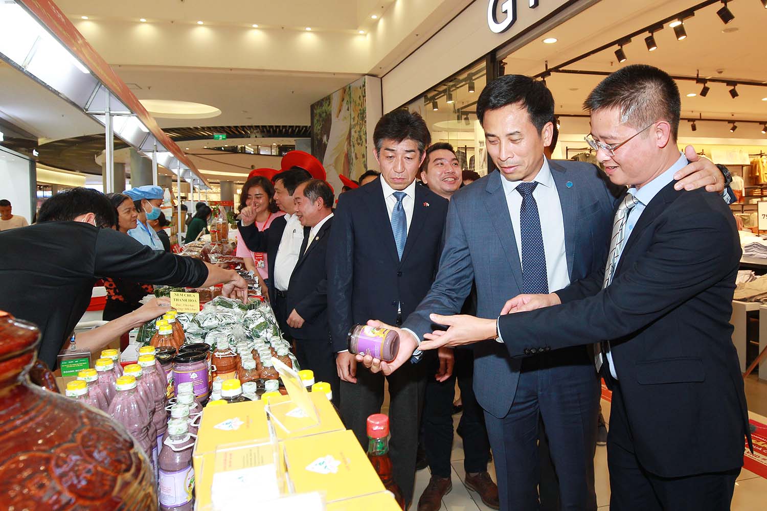 Các vị đại biểu thăm gian hàng tịa hội chợ Hội chợ Xúc tiến thương mại nông nghiệp, sản phẩm OCOP thành phố Hà Nội năm 2022