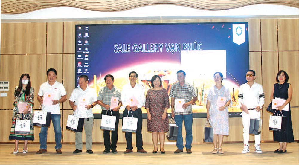 Khách hàng Van Phuc City nhận sổ hồng đợt 1 năm 2022 	ảnh: m.t