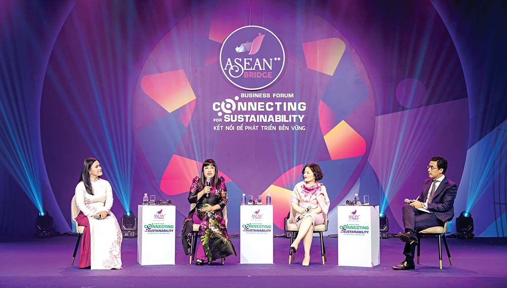 CEO Lưu Thị Thanh Mẫu (thứ hai, từ trái sang) chia sẻ tại Tọa đàm Nhịp cầu ASEAN++ 2022