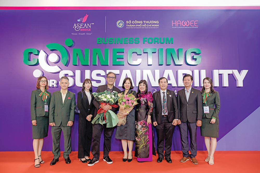 PGS-TS. Nirmal Kishnani (thứ 4 từ trái sang) tại sự kiện Nhịp cầu ASEAN ++ 2022 cùng CEO  Lưu Thị Thanh Mẫu (áo dài) và Ban lãnh đạo Phuc Khang Coporation
